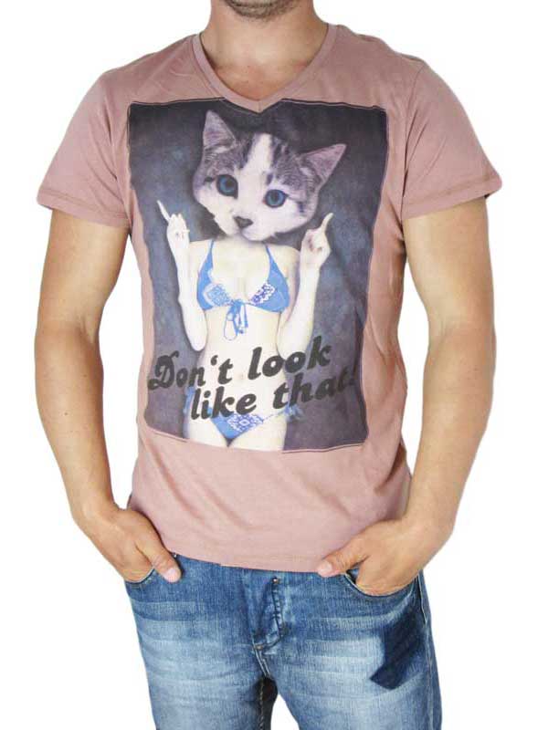 Ανδρικό t-shirt με V σε σάπιο μήλο με στάμπα γυναίκα γάτα