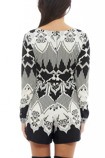 Ασπρόμαυρο ολόσωμο σορτσάκι με V λαιμόκοψη