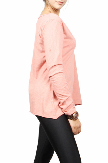 Γυναικεία μπλούζα φλάμα σομόν με V-ντεκολτέ