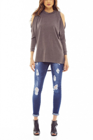 Πλεκτή μακριά μπλούζα γκρι με σκίσιμο στα μανίκια