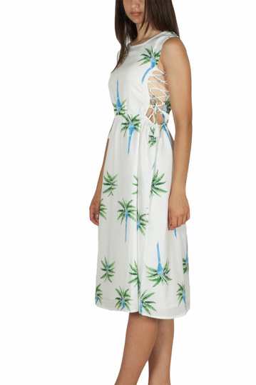 Migle + me λευκό αμάνικο φόρεμα με κορδόνι στα πλαϊνά